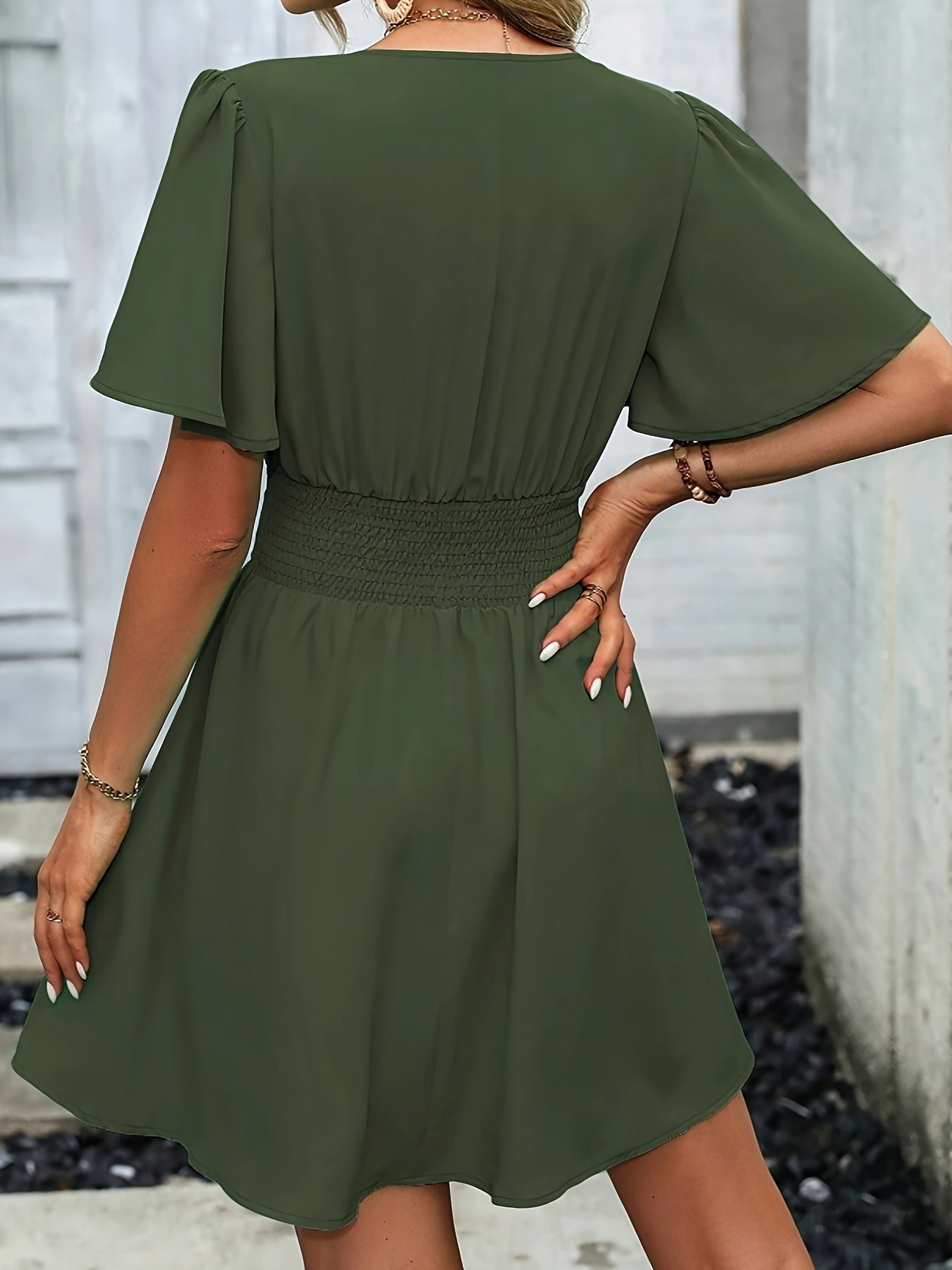 Damen Kleid mit V-Ausschnitt und geraffter Taille 3