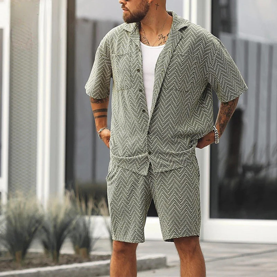 https://cdn.shopify.com/s/files/1/0607/7713/6345/files/Dimitri-Stijlvolle-Zomerset-Met-Luxe-Shorts-En-Shirt.jpg?v=1743152220