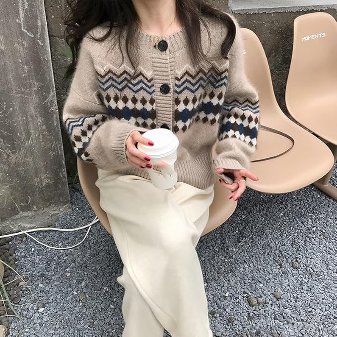 Strickjacke mit langen Ärmeln und Knöpfen