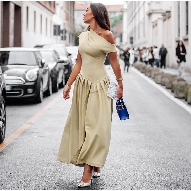 Lässiges Damenkleid mit schrägem Kragen