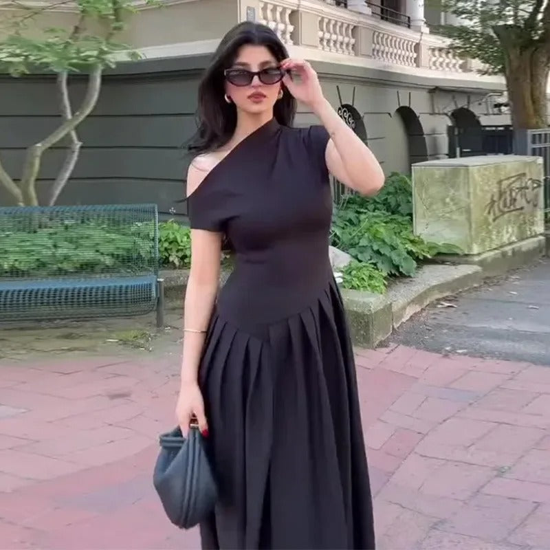 Lässiges Damenkleid mit schrägem Kragen