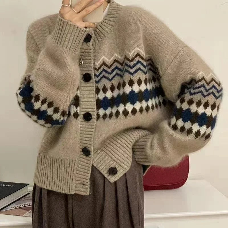 Strickjacke mit langen Ärmeln und Knöpfen