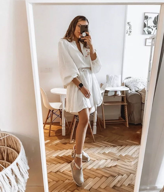 Damenkleid mit Schleifengürtel und kurzen Ballonärmeln