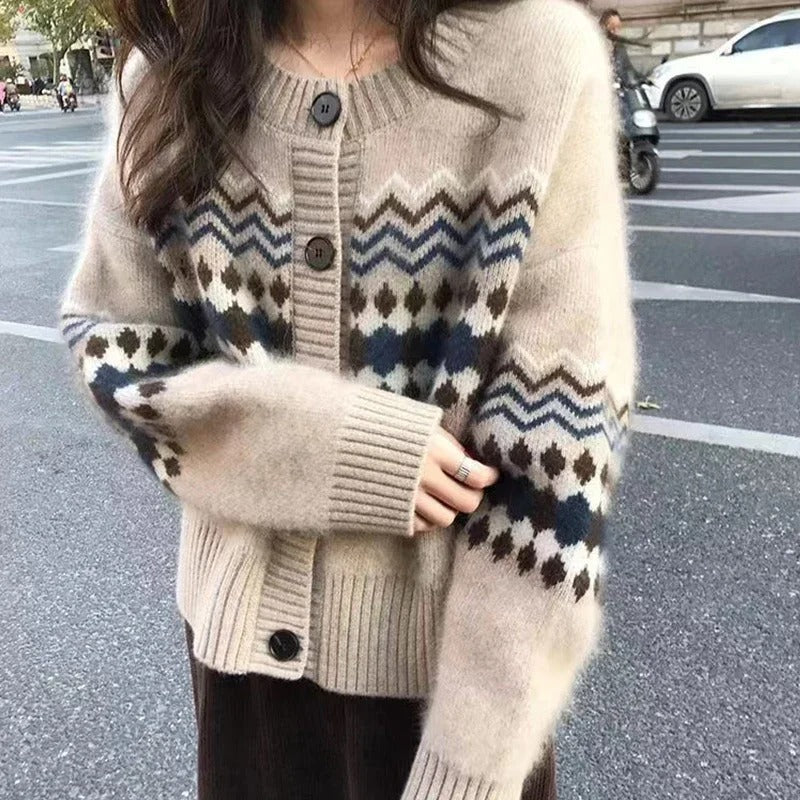 Strickjacke mit langen Ärmeln und Knöpfen