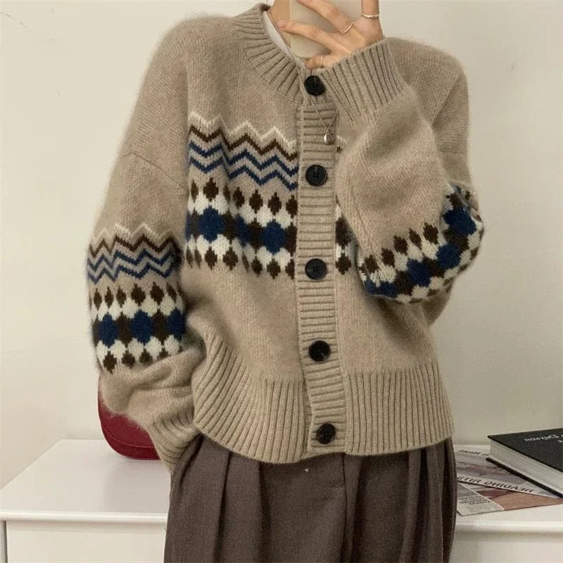 Strickjacke mit langen Ärmeln und Knöpfen
