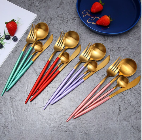 24-teiliges Besteckset für Elegante Anlässe mit Gold-Akzenten 1