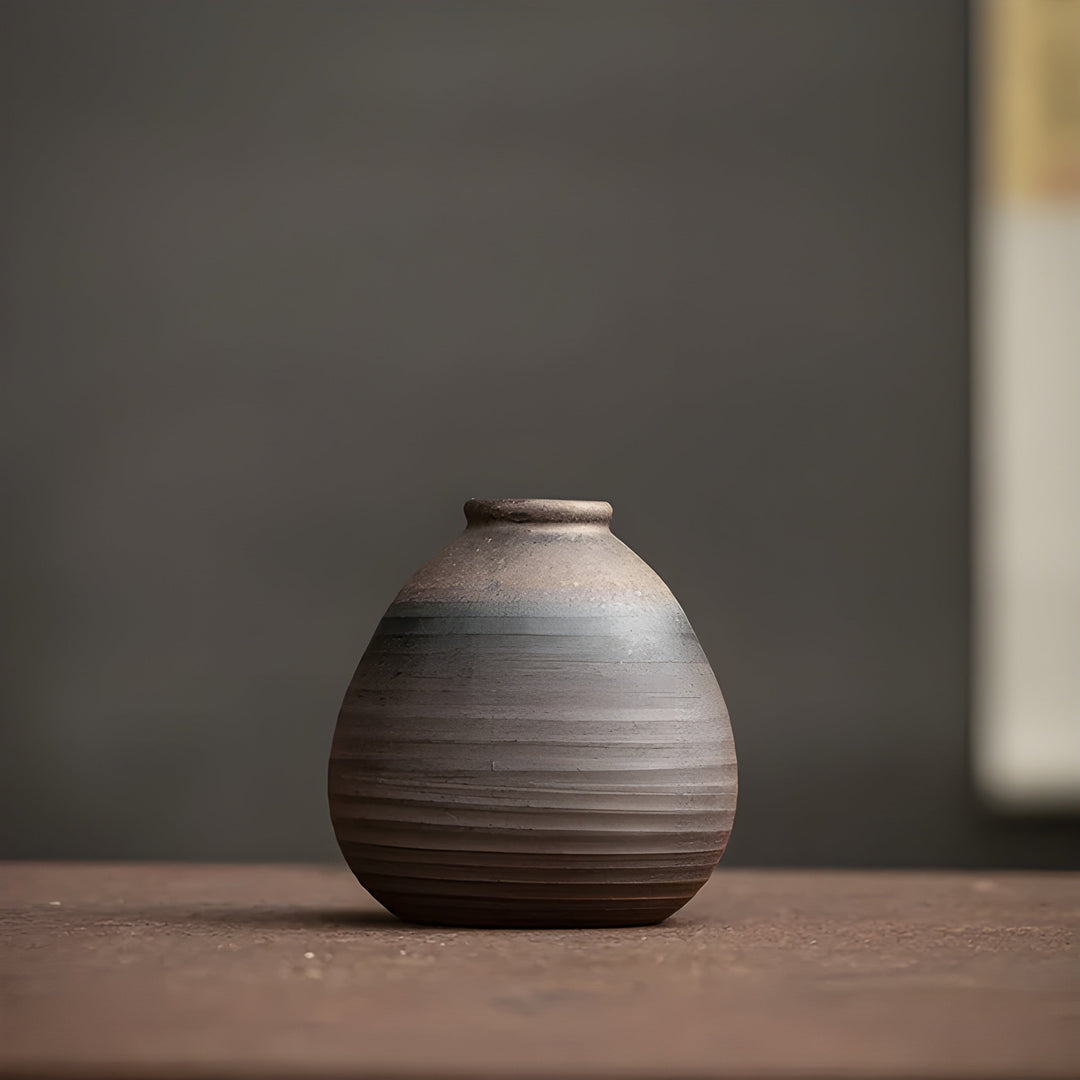 Antike Keramikvase für Stilvolle Innendekoration, Elegante Silhouette, Handgefertigt, Ideal für Blumen oder als Kunstwerk 2