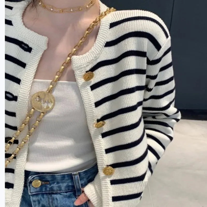Damen Strickjacke mit Rundhalsausschnitt und langen Ärmeln 4