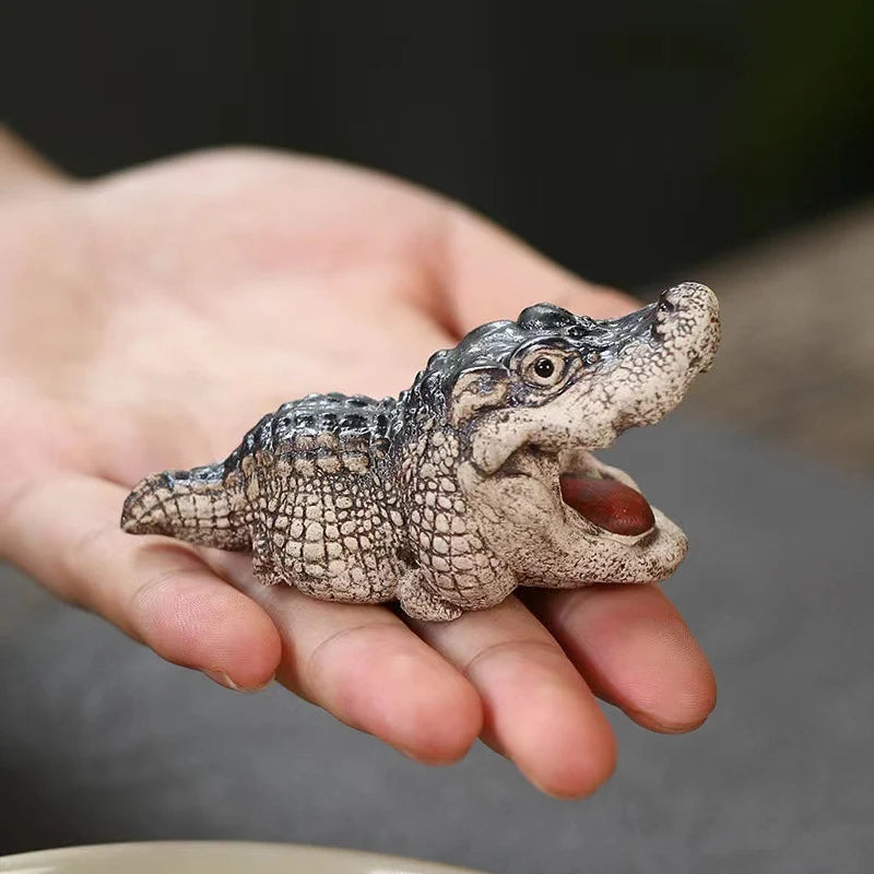 Dekofigur Krokodil für Wohnzimmer und Büro - Ausdrucksstarkes Design als Blickfang 2