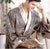 Herren Bademantel Satin Mit Goldprint Luxuriös Und Bequem 1