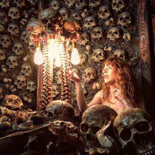 Horror Lampe Totenkopf mit Wirbelsäule 5