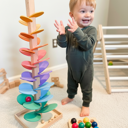 Interaktiver Murmelturm für Kinder – Luca mit Klang und Farben 2