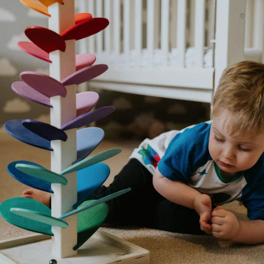 Interaktiver Murmelturm für Kinder – Luca mit Klang und Farben 4