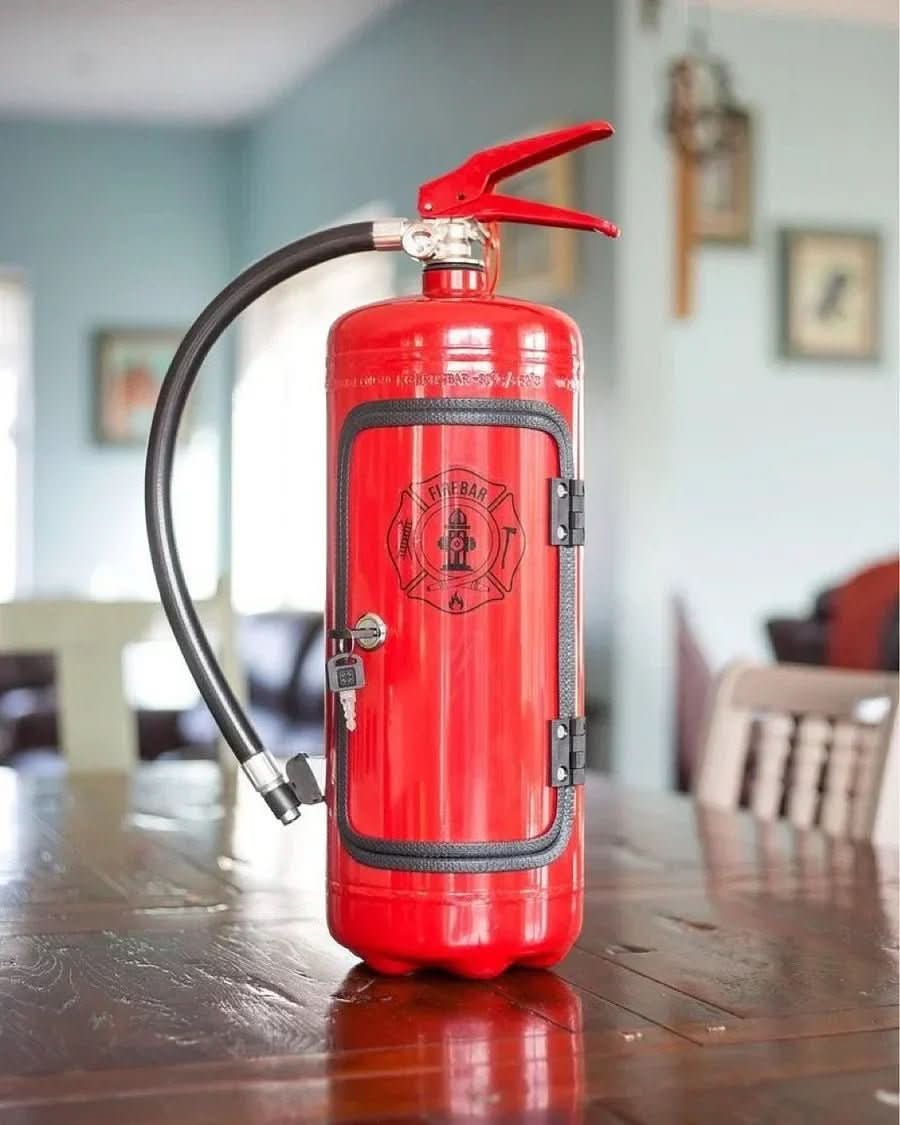 Mini Bar im Feuerlöscher-Design für kreative Getränkeaufbewahrung 0