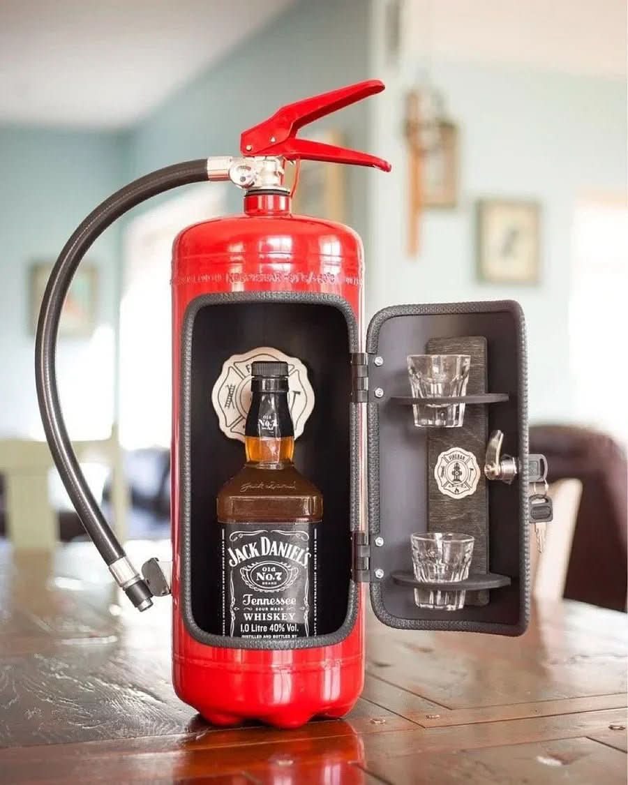 Mini Bar im Feuerlöscher-Design für kreative Getränkeaufbewahrung 3