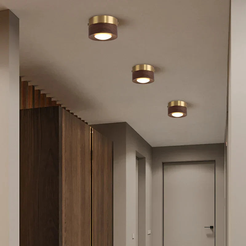 Moderne Deckenleuchte aus Walnussholz mit LED-Spot und goldenen Akzenten 1