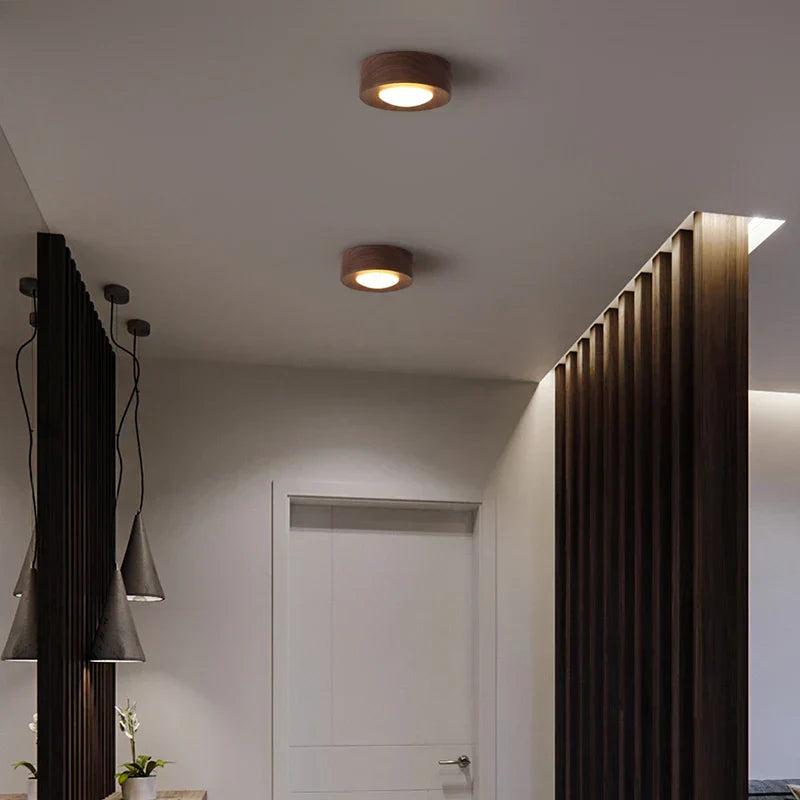 Moderne Deckenleuchte aus Walnussholz mit LED-Spot und goldenen Akzenten 4