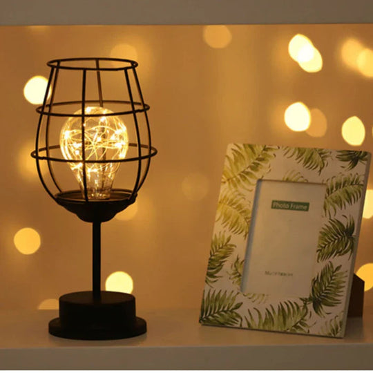 Moderne Tischlampe Ava für stilvolle Beleuchtung im Wohnzimmer und Büro 0