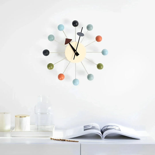 Moderne Wanduhr im Sonnenschliff-Design für stilvolle Akzente 2