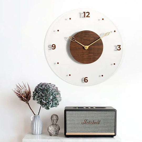 Moderne Wanduhr mit Holzoberfläche 2