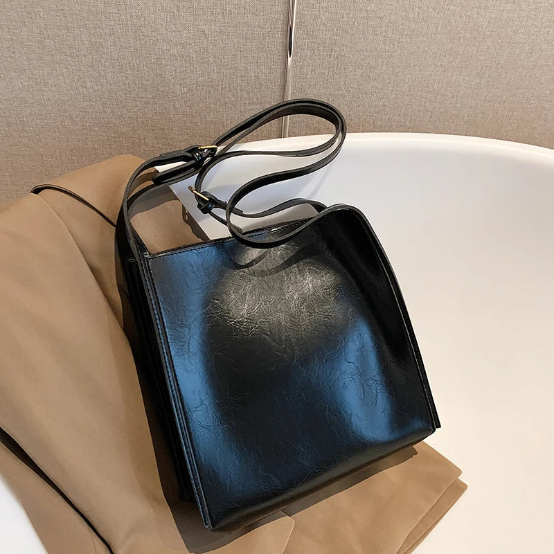 Damen Umhängetasche Modernes Design Hochglänzendes Kunstleder Crossbody Bag 2