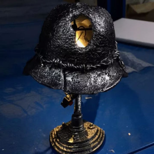 Tischlampe im Vintage-Stil mit Helm-Design 8