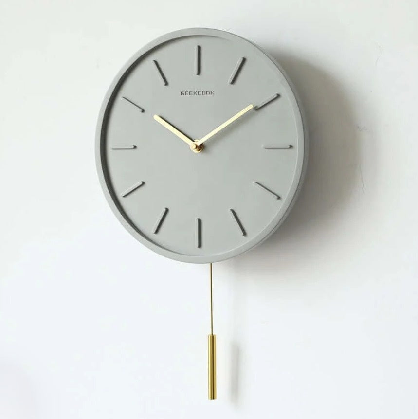 Wanduhr aus Zement mit Metallanhänger für modernes Wohnen 1
