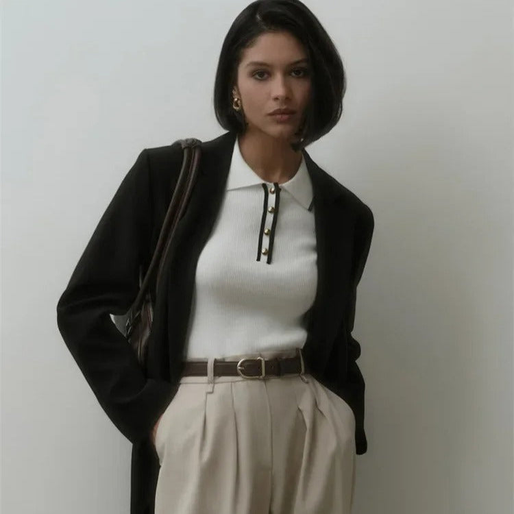 Gestricktes Damenoberteil mit kurzen Ärmeln