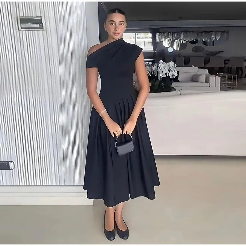 Lässiges Damenkleid mit schrägem Kragen