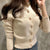 Damenstrickjacke mit einreihiger Knopfleiste