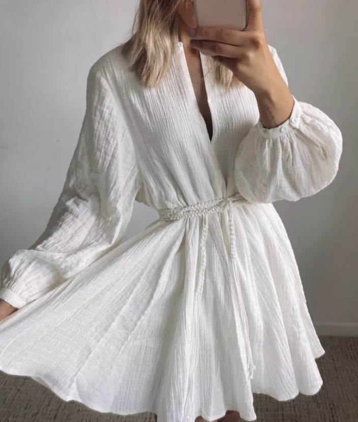 Damenkleid mit Schleifengürtel und kurzen Ballonärmeln