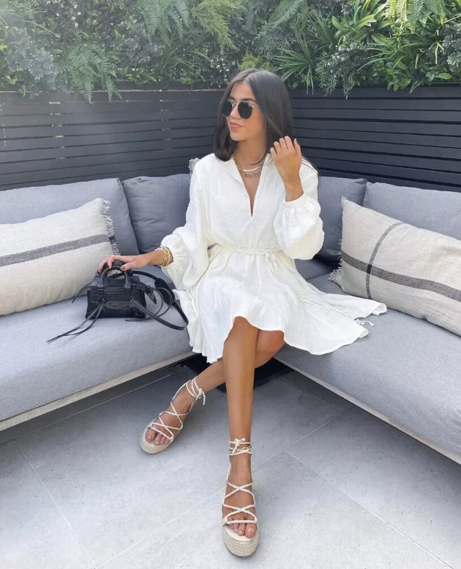 Damenkleid mit Schleifengürtel und kurzen Ballonärmeln