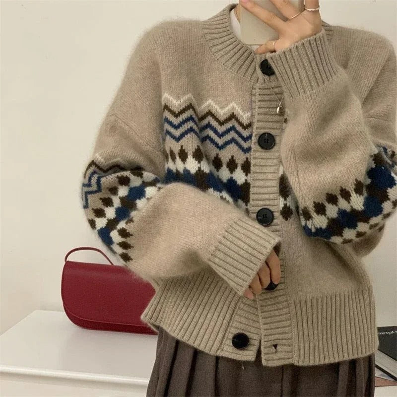 Strickjacke mit langen Ärmeln und Knöpfen