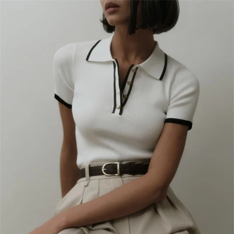 Gestricktes Damenoberteil mit kurzen Ärmeln