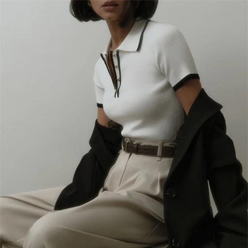 Gestricktes Damenoberteil mit kurzen Ärmeln