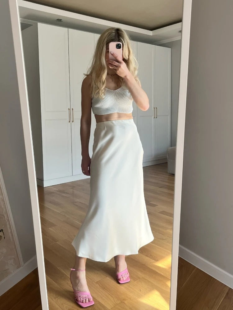 Schmal geschnittenes Damenkleid aus Satin mit Kordelzug