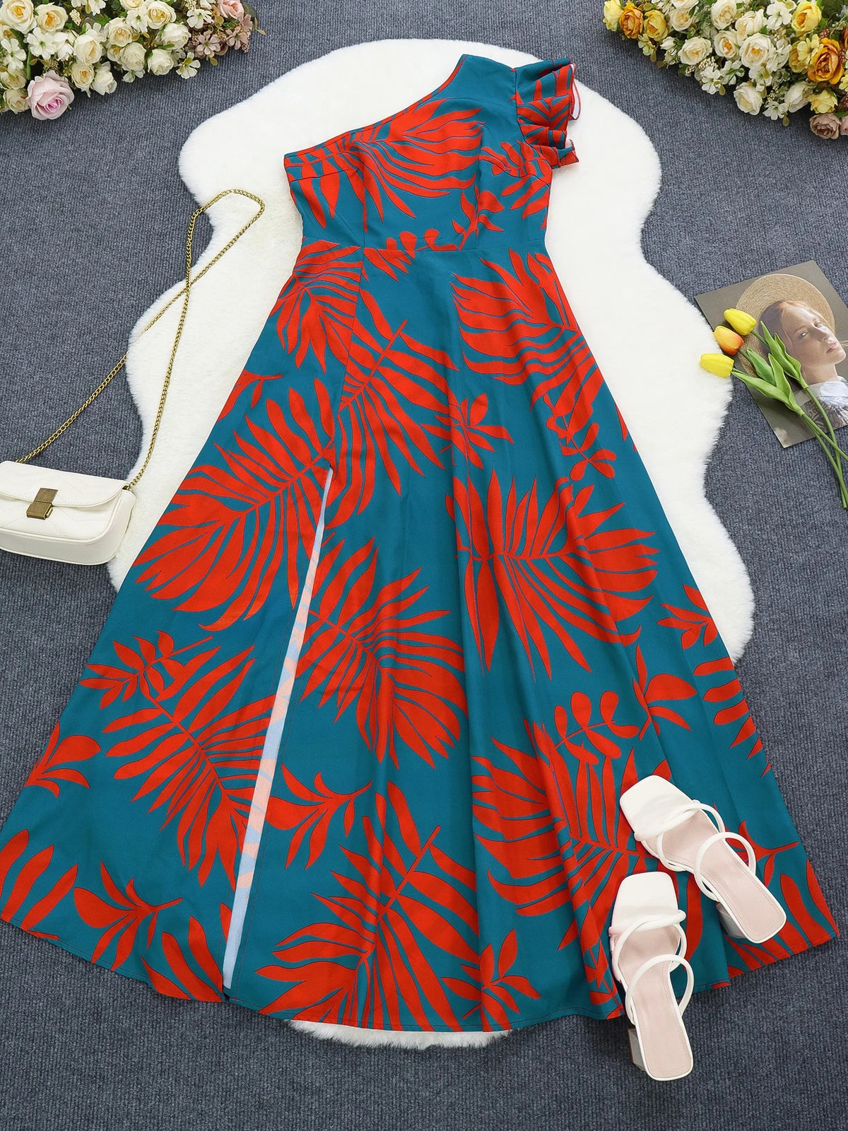 Ein-Schulter-Maxikleid mit tropischem Print