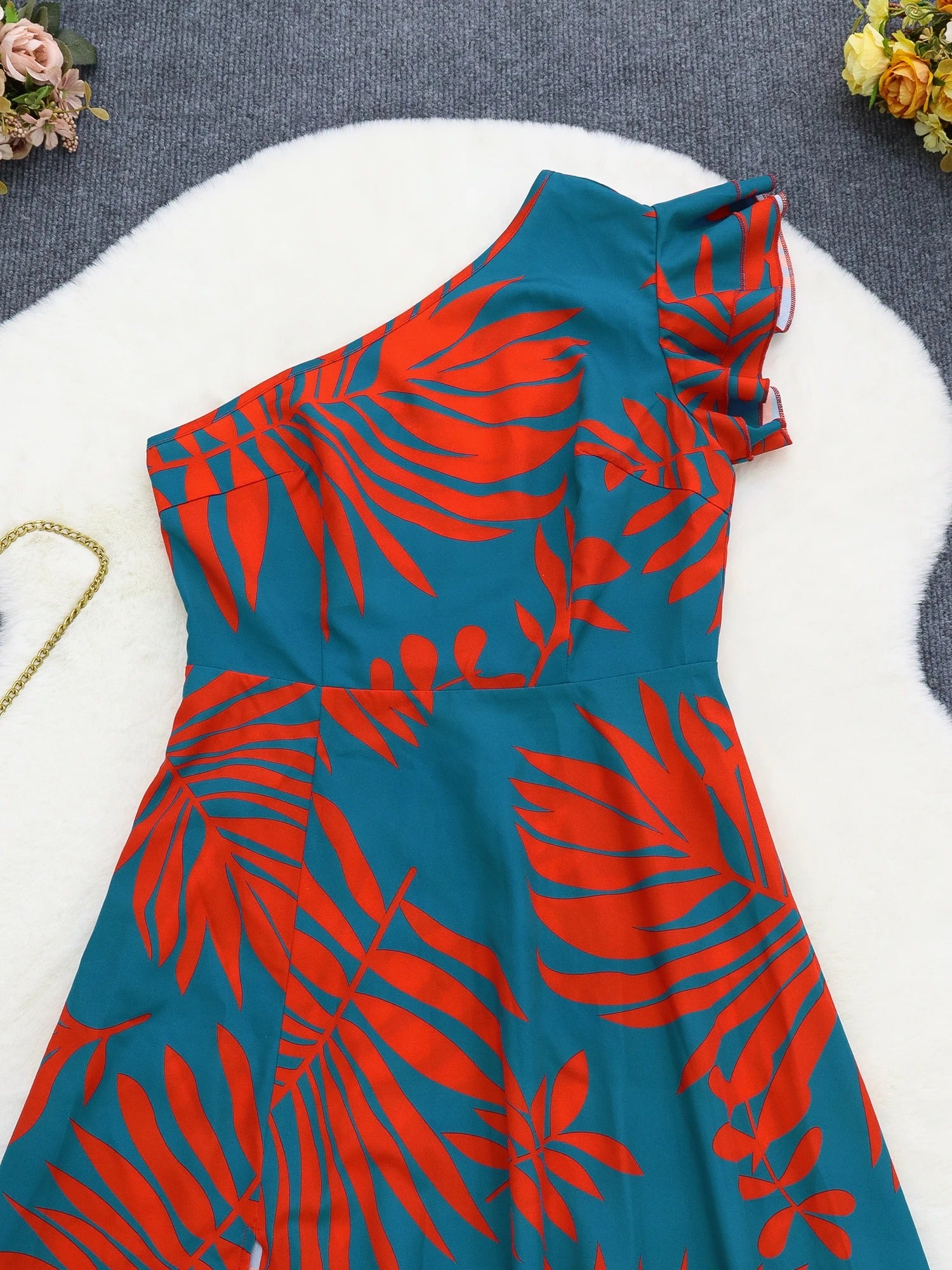 Ein-Schulter-Maxikleid mit tropischem Print