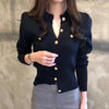 Damenstrickjacke mit einreihiger Knopfleiste