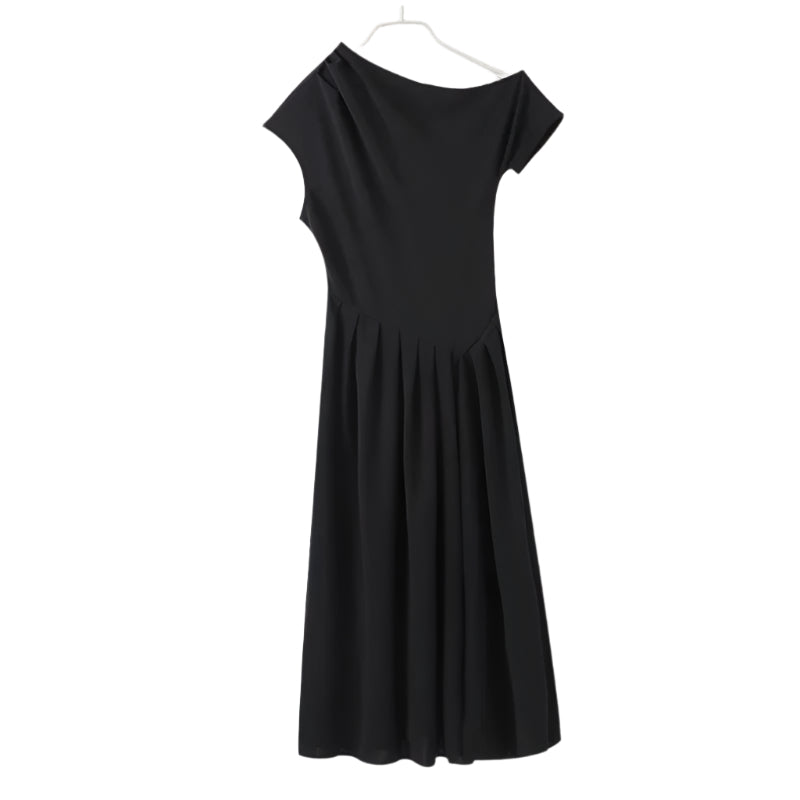 Lässiges Damenkleid mit schrägem Kragen