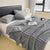 Multifunktionale Decke mit dicken Streifen