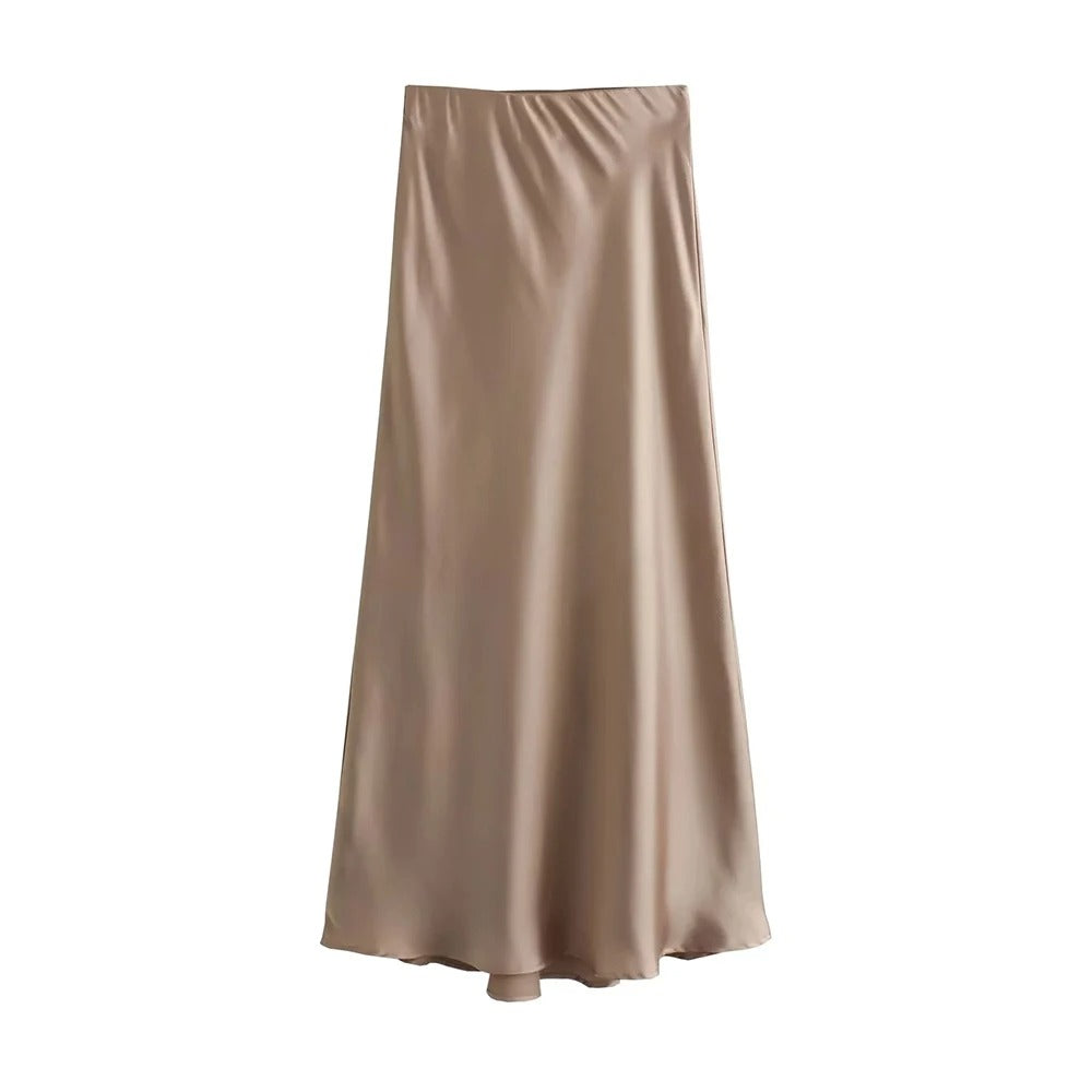 Frauen fließender Satin-Midi-Rock