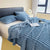 Multifunktionale Decke mit dicken Streifen