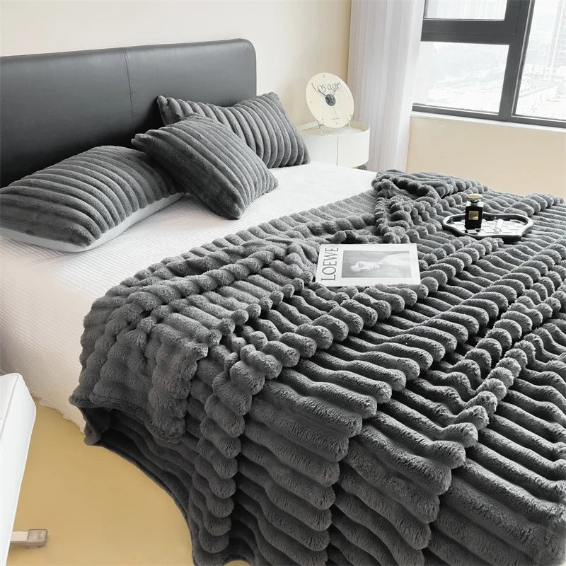 Multifunktionale Decke mit dicken Streifen