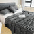 Multifunktionale Decke mit dicken Streifen